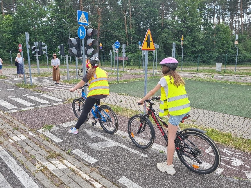 Zdjęcie 2. Uczniowie ze Szkoły Podstawowej w Grodźcu przygotowujący się do egzaminu na Kartę rowerową na trenie „miasteczka rowerowego” w MCBRD w Modlinie. (zdjęcie źródło: WORD w Warszawie)
